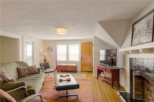 4215 Oak Street, Kansas City, MO 64111