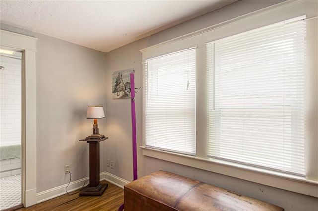 4215 Oak Street, Kansas City, MO 64111