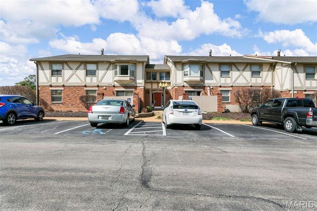 1411 Willow Brook Cove 8, St Louis, MO 63146