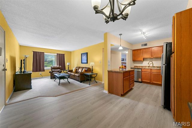 1411 Willow Brook Cove 8, St Louis, MO 63146