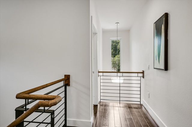 2807 Del Curto RD J, Austin, TX 78704