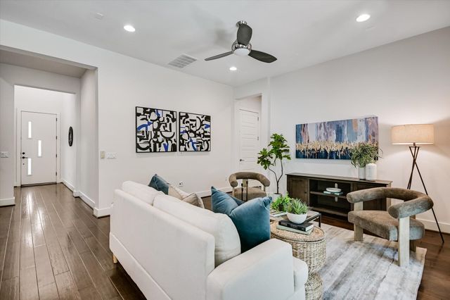 2807 Del Curto RD J, Austin, TX 78704