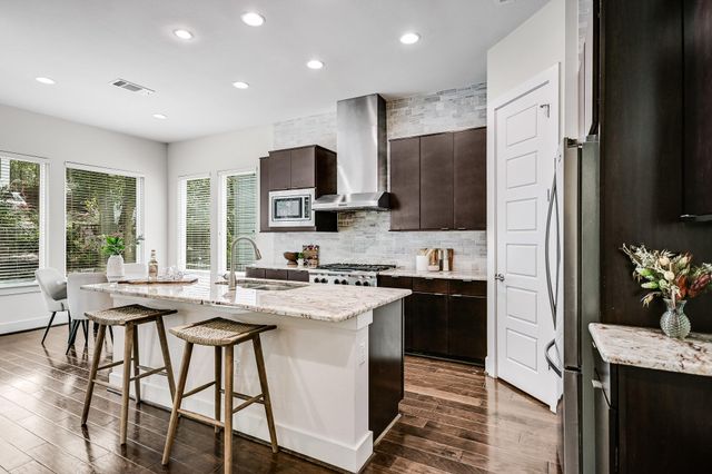 2807 Del Curto RD J, Austin, TX 78704