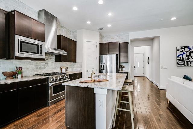 2807 Del Curto RD J, Austin, TX 78704