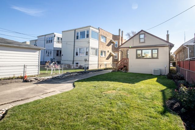 4910 W Newport Avenue, Chicago, IL 60641