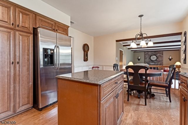 5 Hickory Dr, Morris Plains Boro, NJ 07950