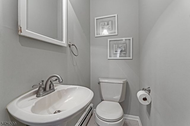 5 Hickory Dr, Morris Plains Boro, NJ 07950