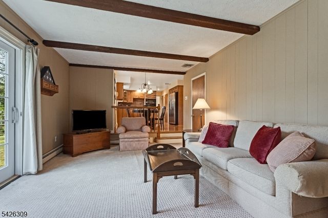 5 Hickory Dr, Morris Plains Boro, NJ 07950