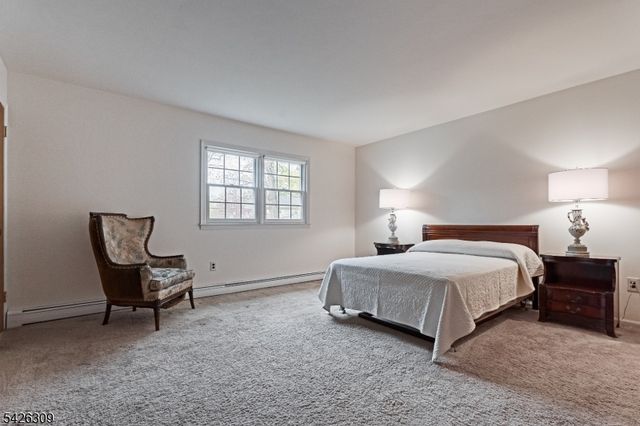 5 Hickory Dr, Morris Plains Boro, NJ 07950