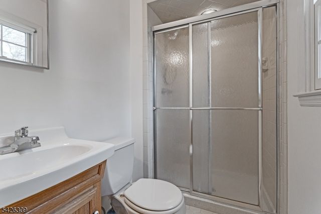 5 Hickory Dr, Morris Plains Boro, NJ 07950