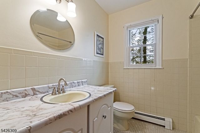 5 Hickory Dr, Morris Plains Boro, NJ 07950