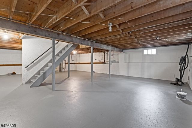 5 Hickory Dr, Morris Plains Boro, NJ 07950