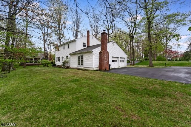5 Hickory Dr, Morris Plains Boro, NJ 07950