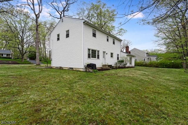 5 Hickory Dr, Morris Plains Boro, NJ 07950