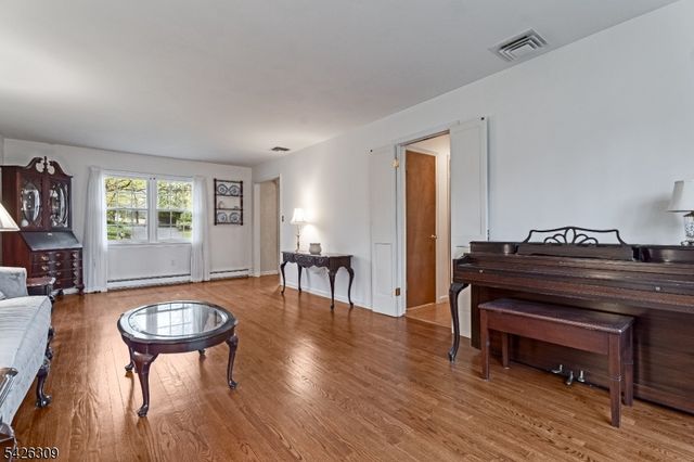 5 Hickory Dr, Morris Plains Boro, NJ 07950