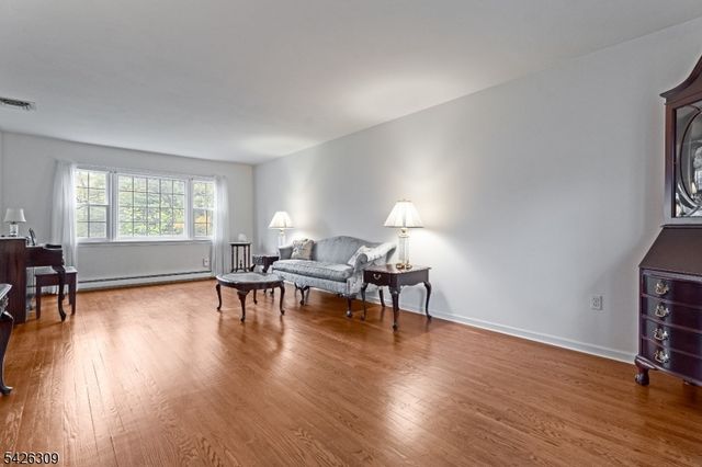 5 Hickory Dr, Morris Plains Boro, NJ 07950