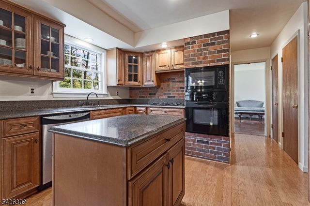 5 Hickory Dr, Morris Plains Boro, NJ 07950