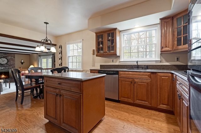 5 Hickory Dr, Morris Plains Boro, NJ 07950