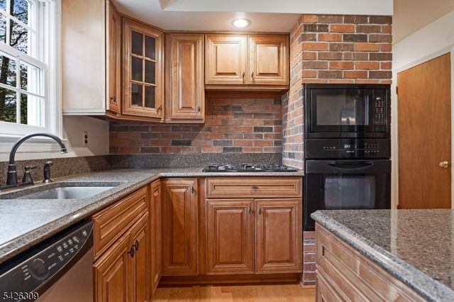 5 Hickory Dr, Morris Plains Boro, NJ 07950