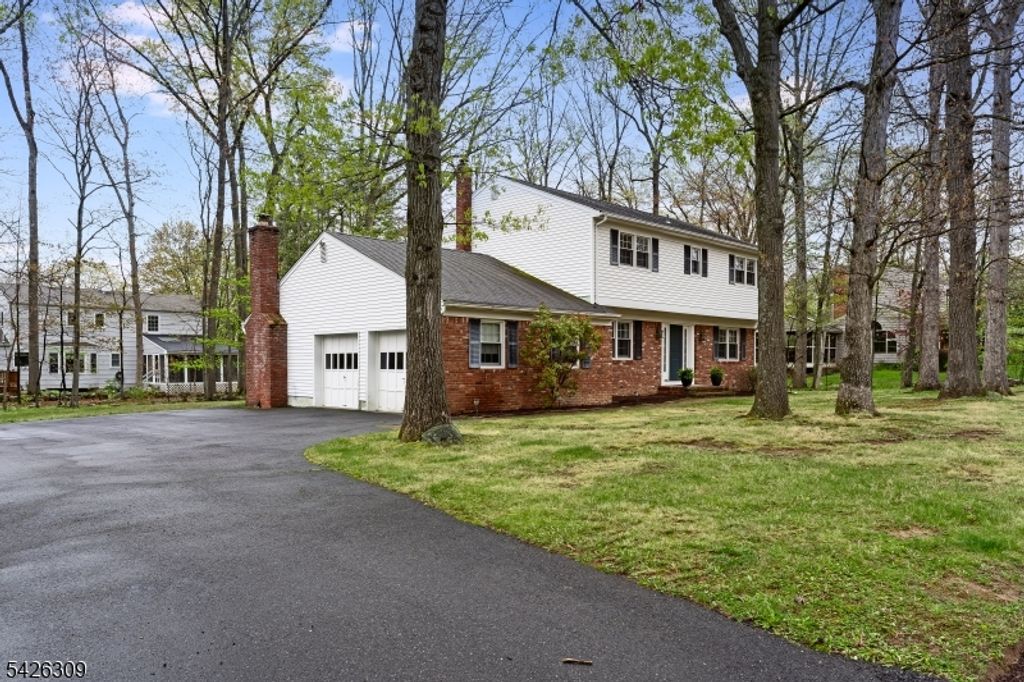 5 Hickory Dr, Morris Plains Boro, NJ 07950