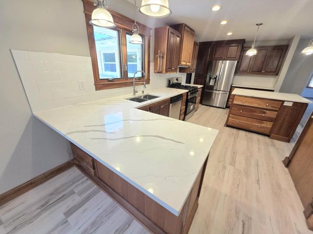 2532 Seymour PLACE, West Allis, WI 53227