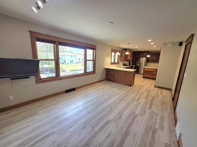 2532 Seymour PLACE, West Allis, WI 53227