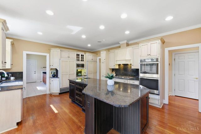 8575 Sleepy Hollow Drive, Indian Hill, OH 45243