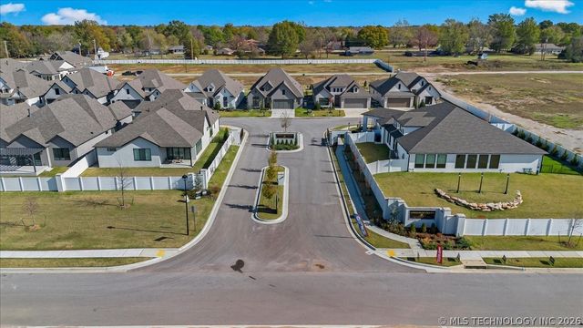 1207 N 71st Place, Broken Arrow, OK 74014