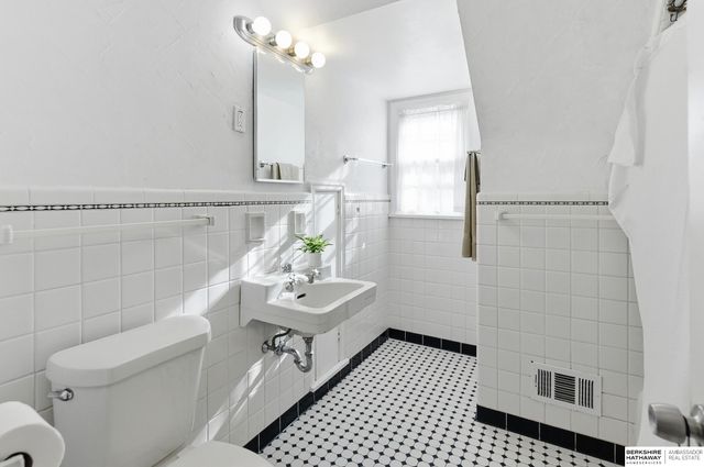 5020 Bedford Avenue, Omaha, NE 68104