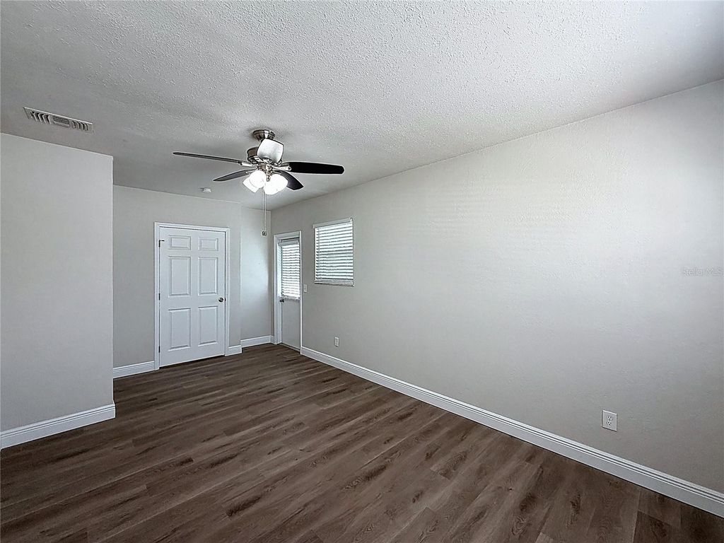 Image 11 of property listing at 7503 W NEW ORLEANS AVENUE, Tampa, FL 33615