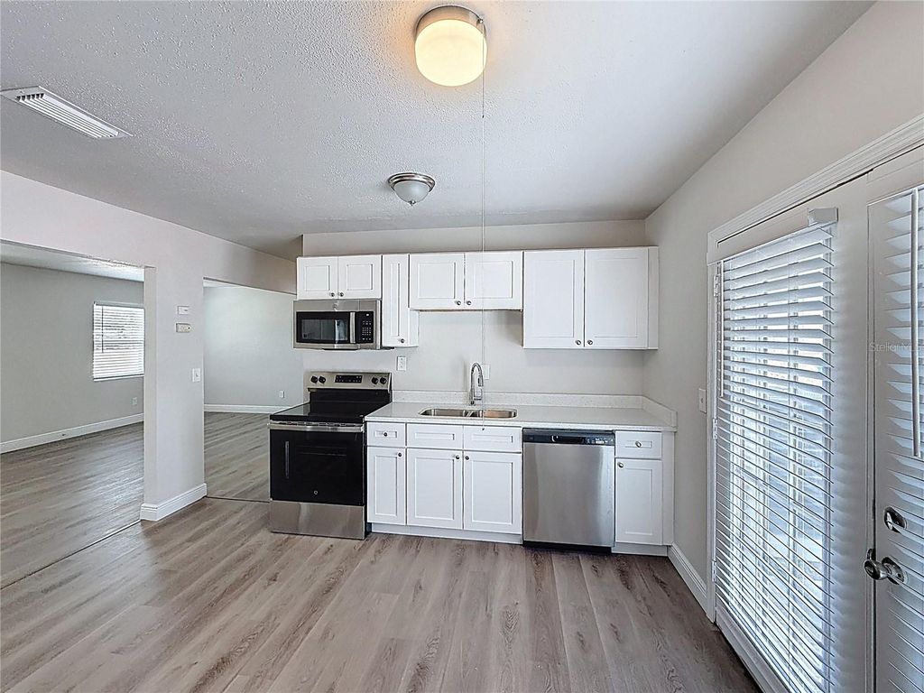 Image 4 of property listing at 7503 W NEW ORLEANS AVENUE, Tampa, FL 33615