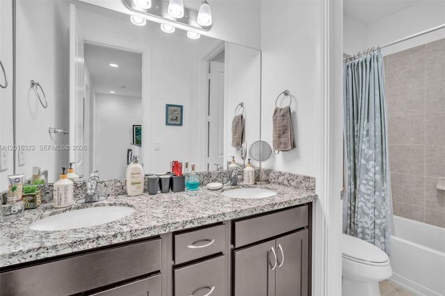 11568 SW 13th Ln, Pembroke Pines, FL 33025