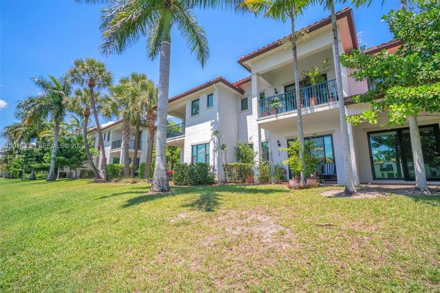 11568 SW 13th Ln, Pembroke Pines, FL 33025