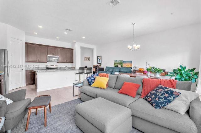 11568 SW 13th Ln, Pembroke Pines, FL 33025