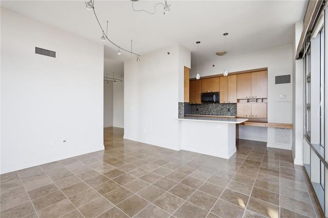 4950 Central Street 702, Kansas City, MO 64112