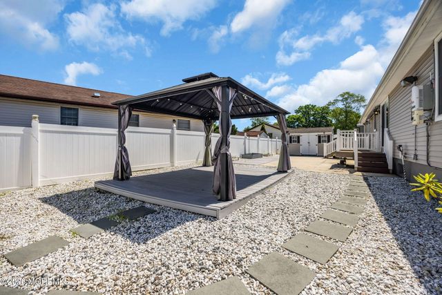 3 Brookview Lane, Manalapan, NJ 07726