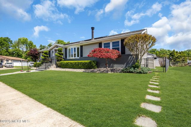 3 Brookview Lane, Manalapan, NJ 07726