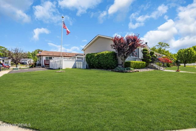 3 Brookview Lane, Manalapan, NJ 07726