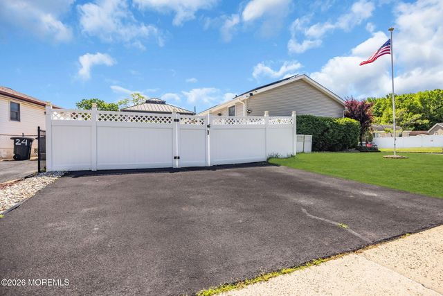 3 Brookview Lane, Manalapan, NJ 07726