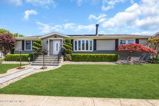 3 Brookview Lane, Manalapan, NJ 07726