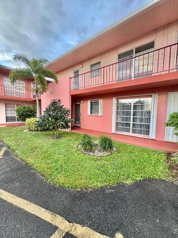 26 Golfs Edge A, West Palm Beach, FL 33417