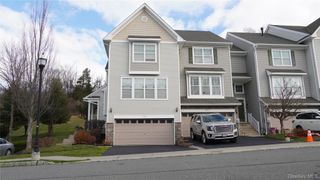 1402 Hawthorn Way, New Windsor, NY 12553