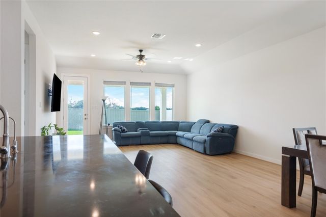316 Amista DR, Liberty Hill, TX 78642