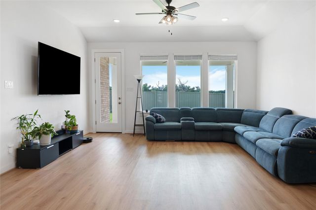 316 Amista DR, Liberty Hill, TX 78642
