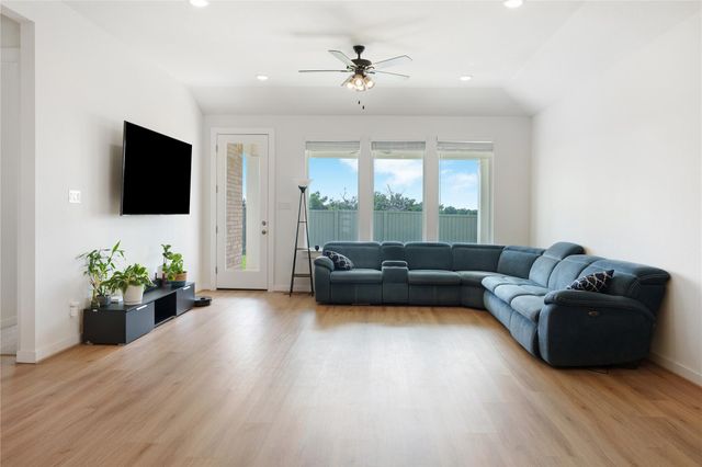 316 Amista DR, Liberty Hill, TX 78642