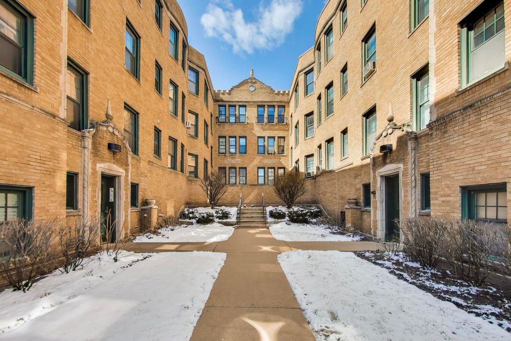 Image 2 of property listing at 142 Clyde Avenue 3W, Evanston, IL 60202