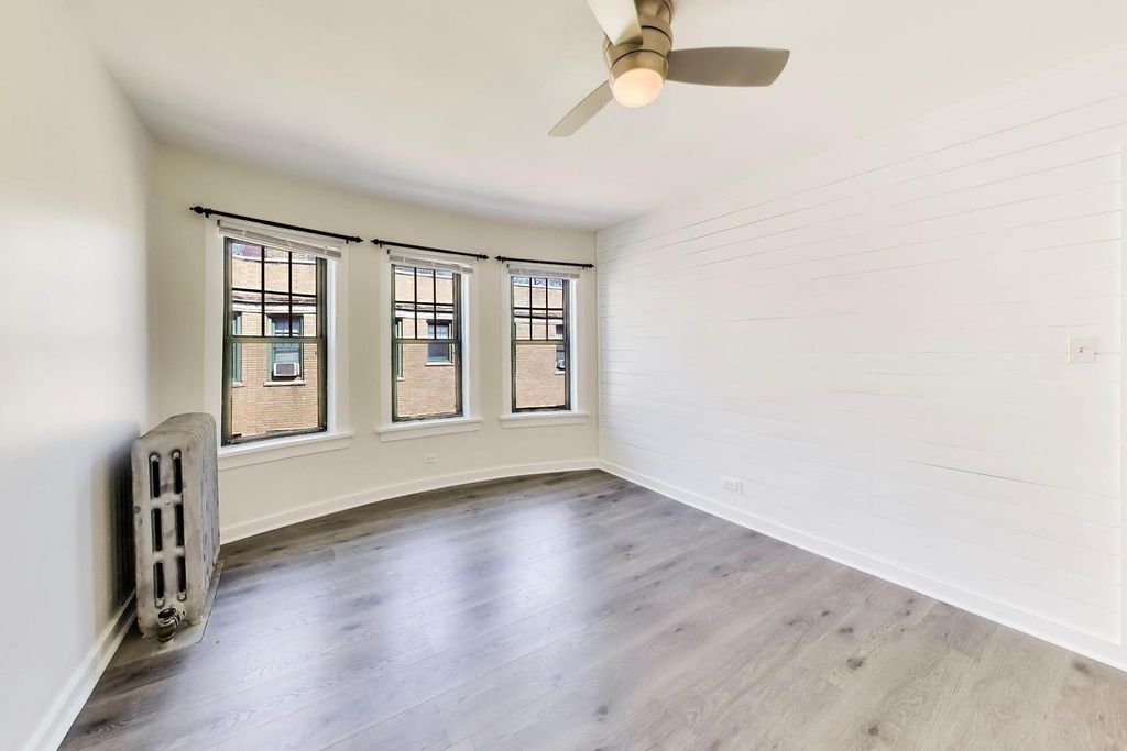 Image 11 of property listing at 142 Clyde Avenue 3W, Evanston, IL 60202