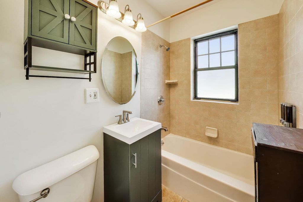 Image 12 of property listing at 142 Clyde Avenue 3W, Evanston, IL 60202