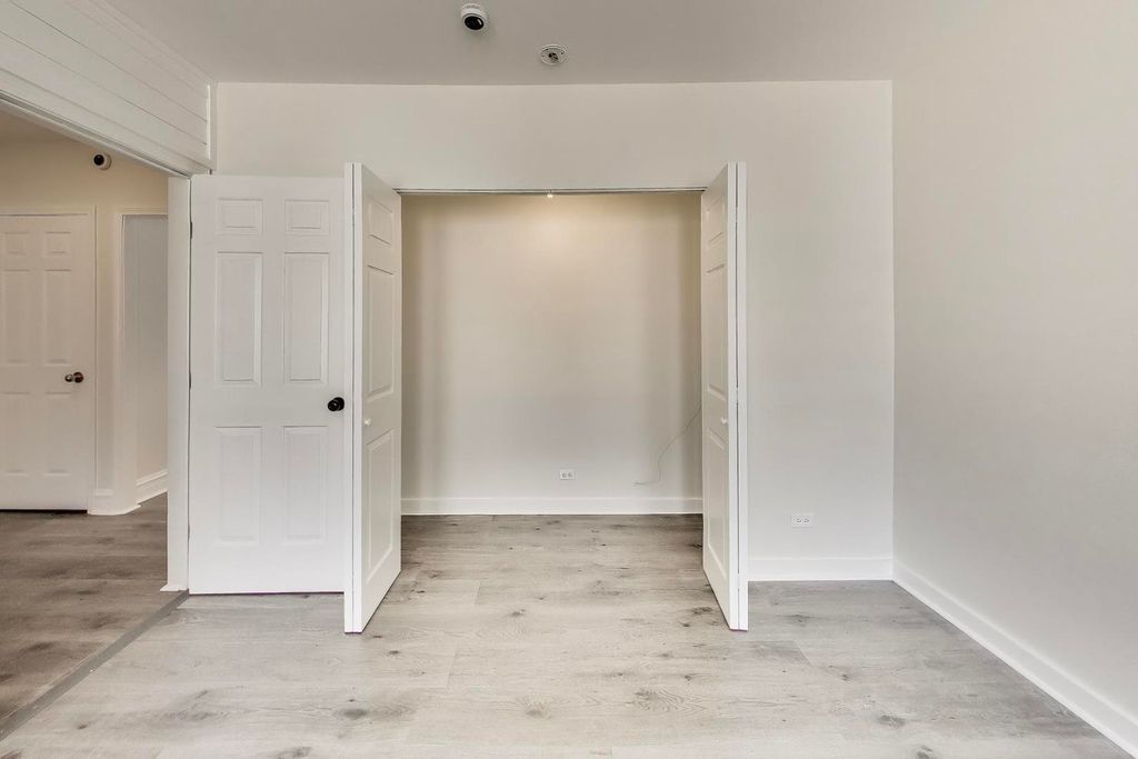 Image 13 of property listing at 142 Clyde Avenue 3W, Evanston, IL 60202