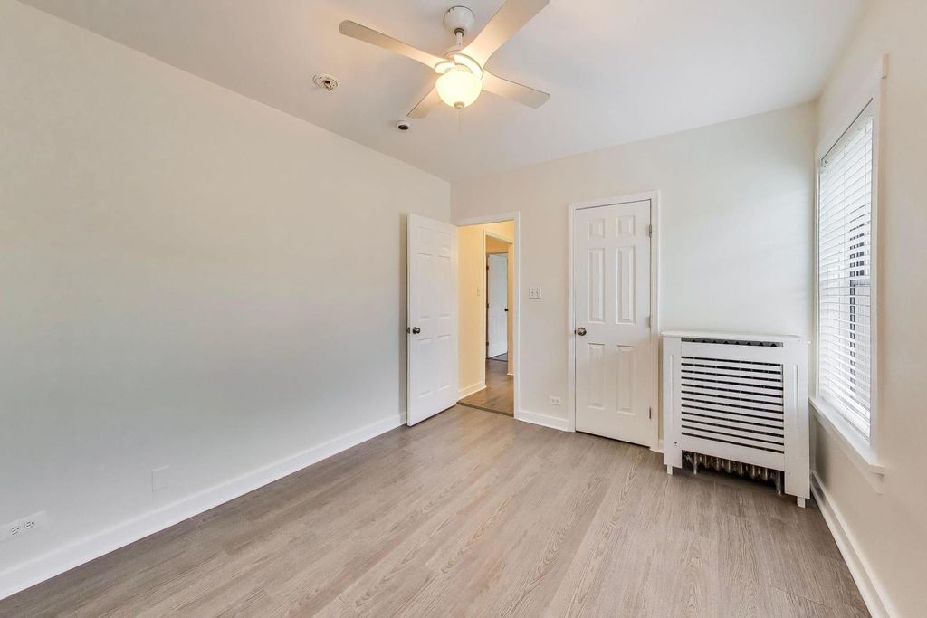 Image 16 of property listing at 142 Clyde Avenue 3W, Evanston, IL 60202